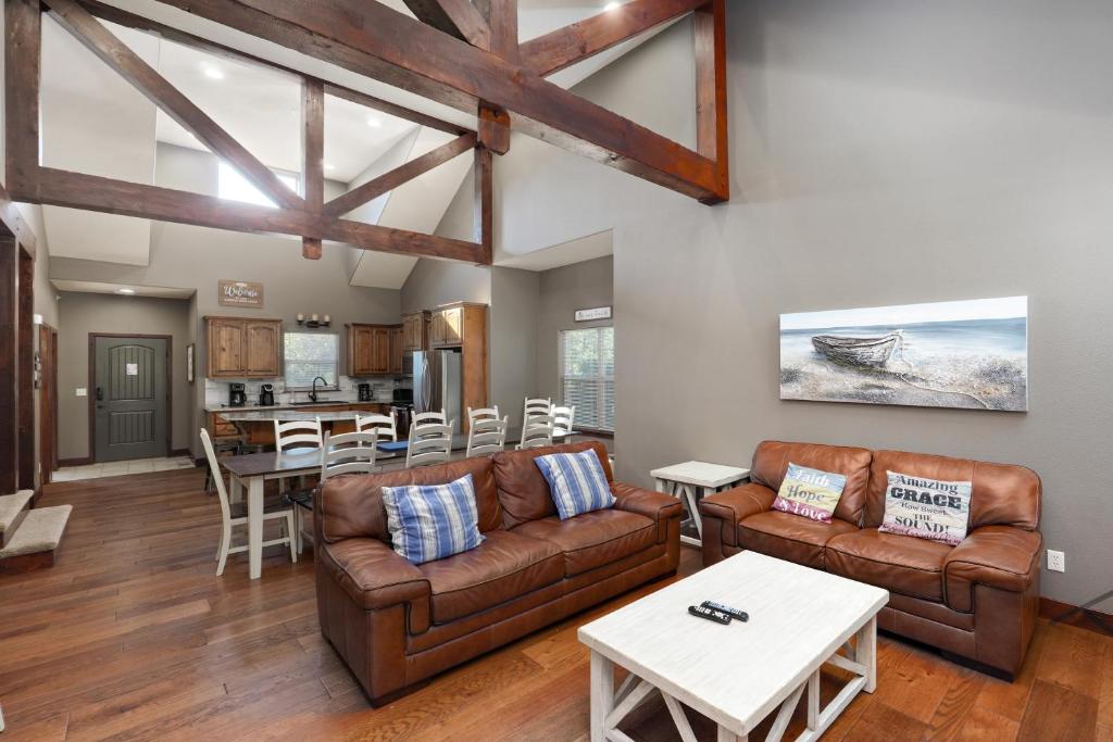 FAMILY makes this House a Home w 7 King size Beds photo 4