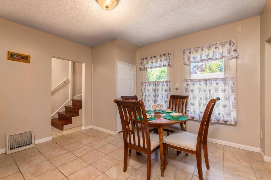 Entire house 3 bedroom Twin Cities, Specious, Entire House, AC photo 4