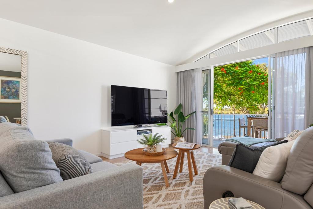 Noosa Outrigger Beach Resort - Tap to explore photos
