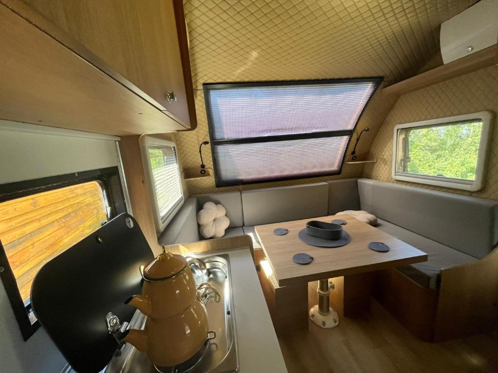 Premium Caravan photo 1