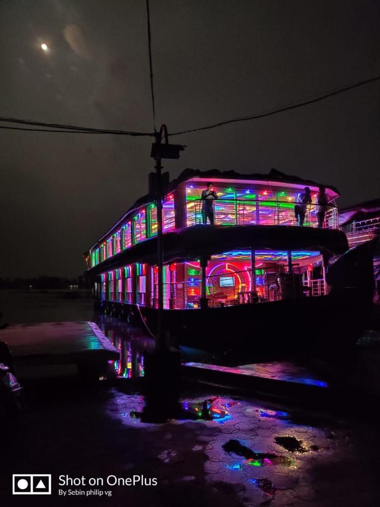 Private Houseboat photo 4