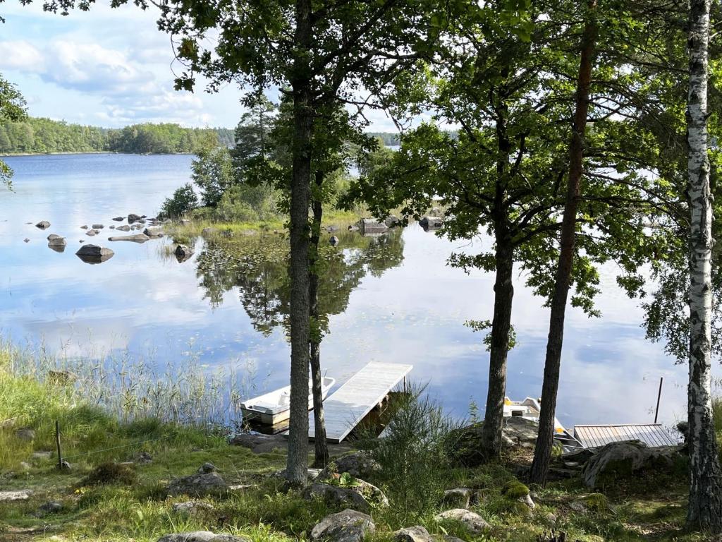 Nice, renovated red cottage located next to Lake Flaten photo 1