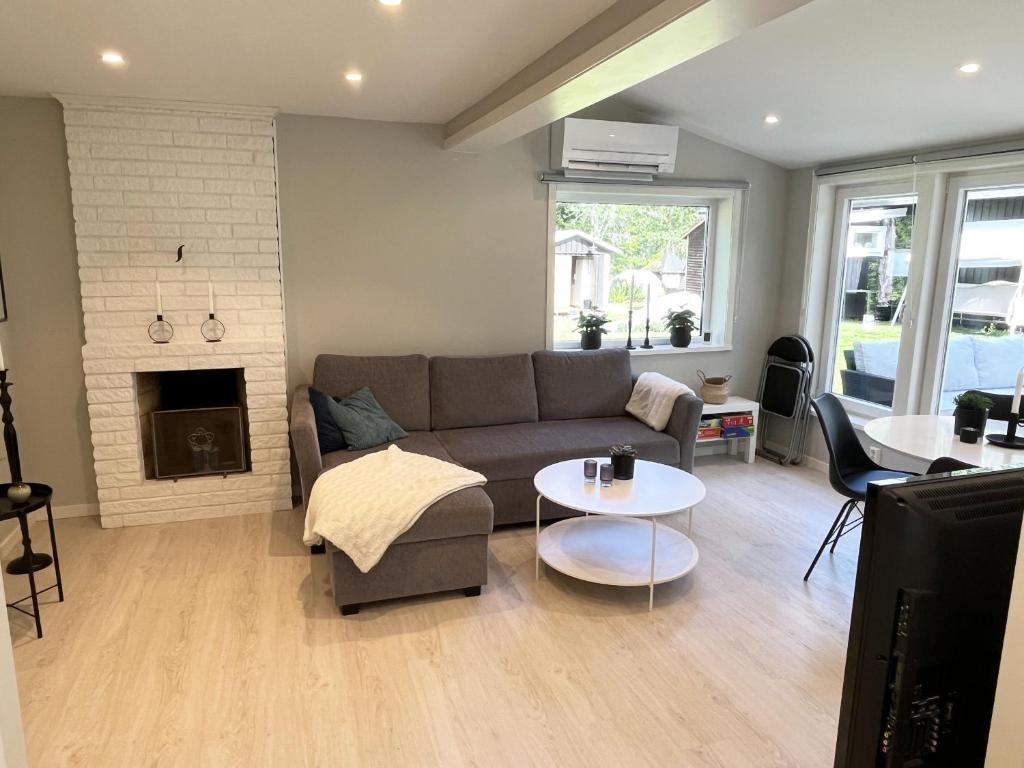 Nice, renovated red cottage located next to Lake Flaten photo 2