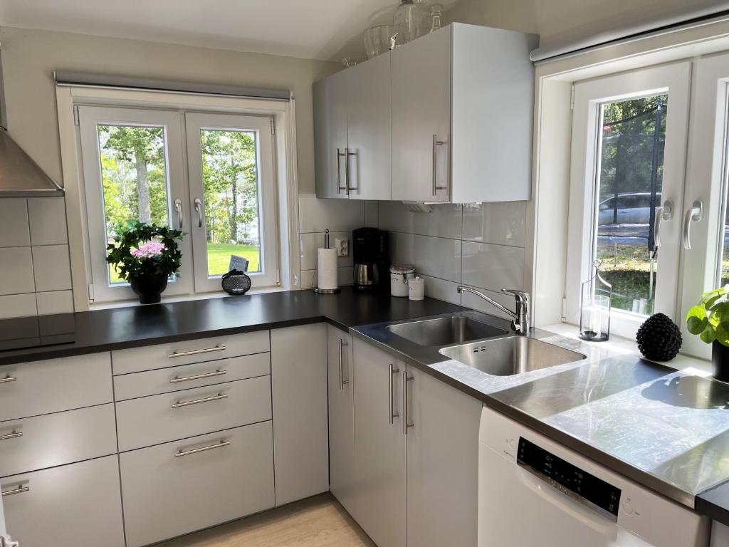 Nice, renovated red cottage located next to Lake Flaten photo 3