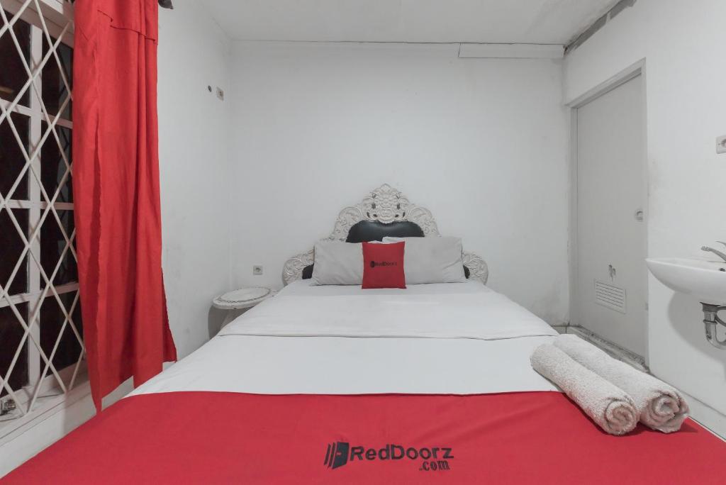 RedDoorz near Terminal Pasir Hayam Cianjur photo 1