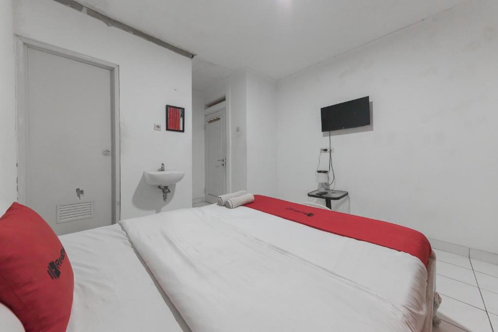 RedDoorz near Terminal Pasir Hayam Cianjur photo 3
