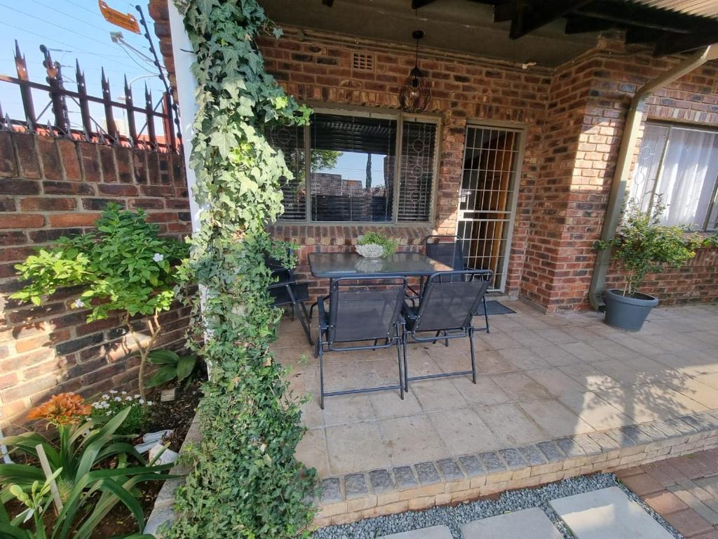 11 Debonair Self Catering Apartment photo 4