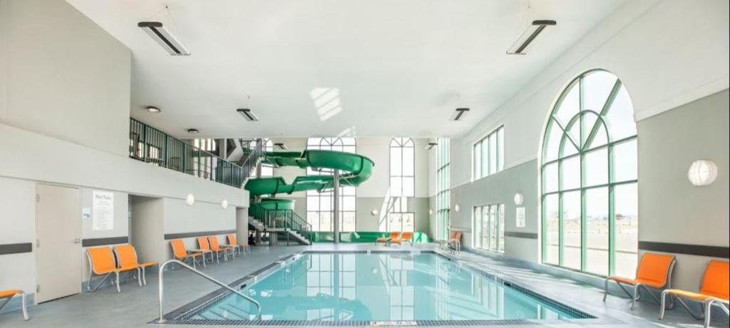 Holiday Inn Express & Suites Medicine Hat, an IHG Hotel photo 3