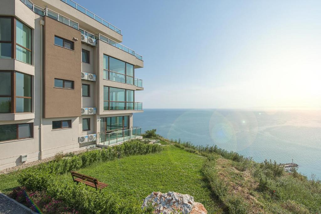 Calithea Complex photo 2