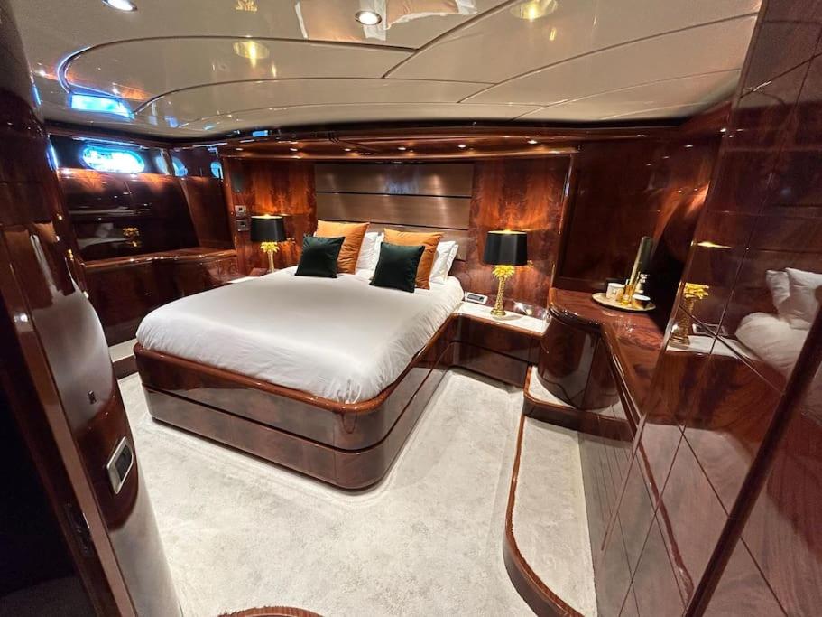 Super Yacht Located in Puerto Banus photo 2
