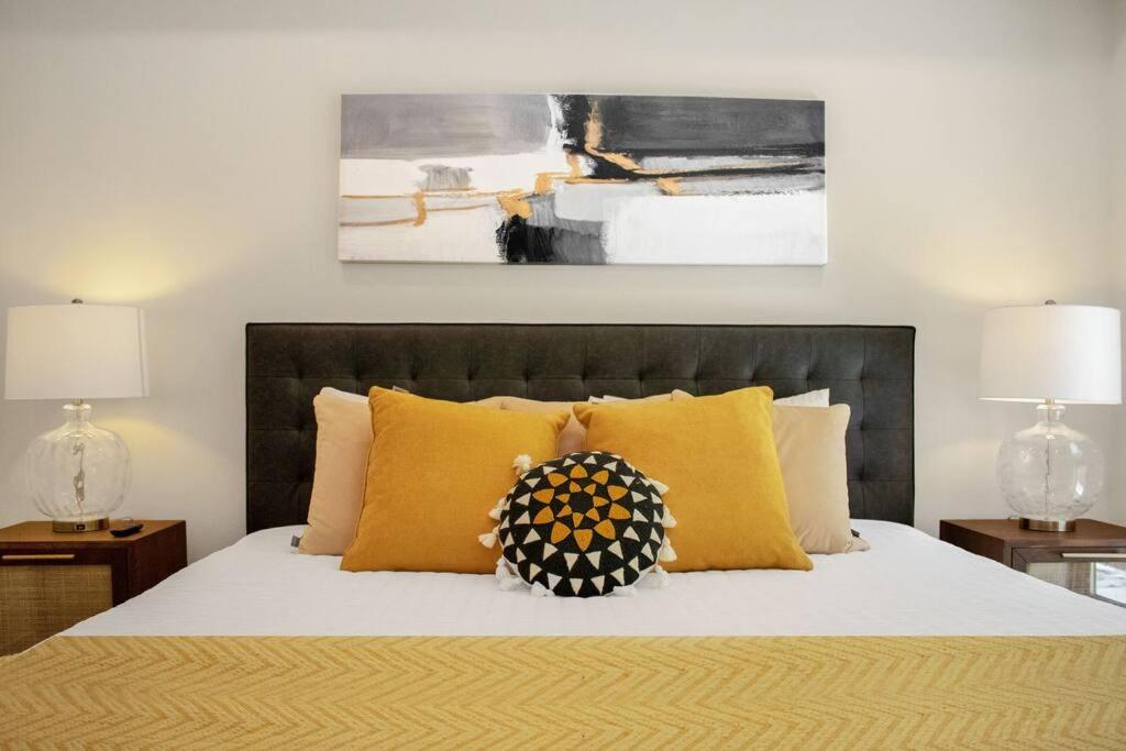 Elevator-King Bed-Walk Downtown-Free Garage Parking-Laundry image