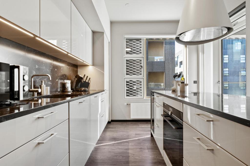 Cozy Lux 2BR & 2BA City Center with Free Parking photo 4