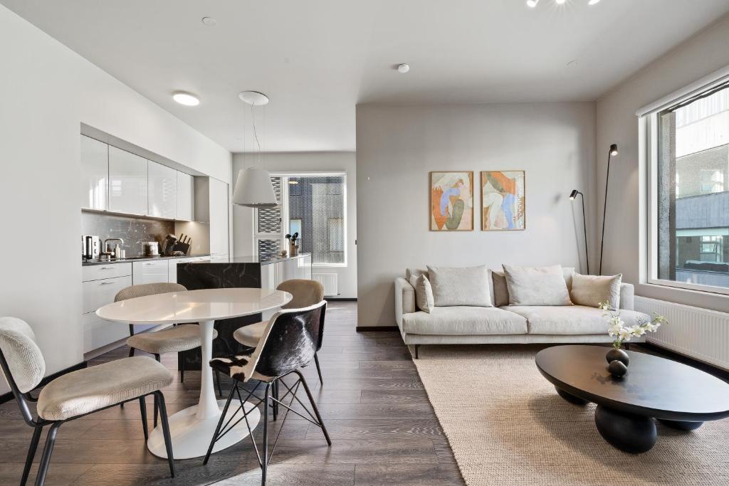 Cozy Lux 2BR & 2BA City Center with Free Parking photo 1