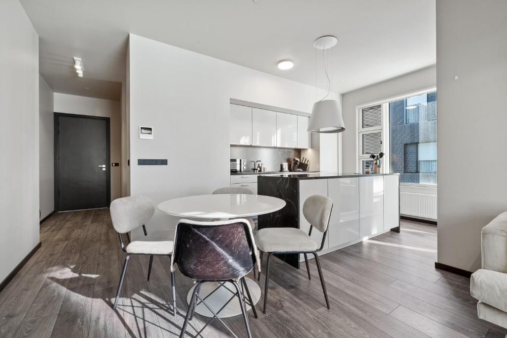 Cozy Lux 2BR & 2BA City Center with Free Parking photo 3