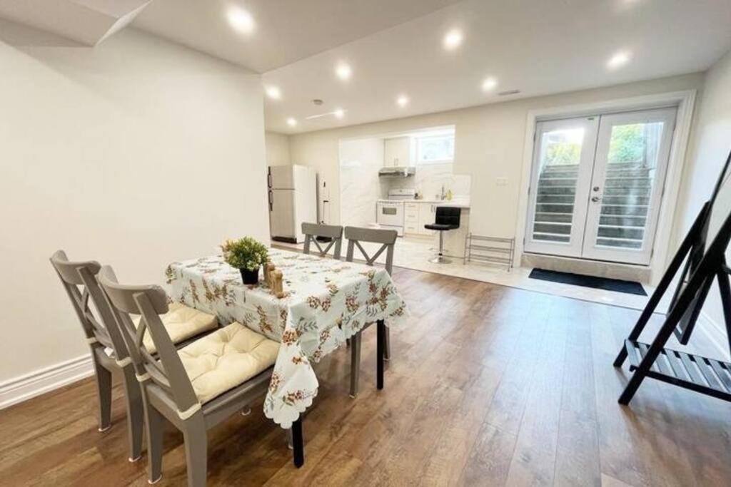 New and Cozy House 5min to Yonge and Finch photo 2