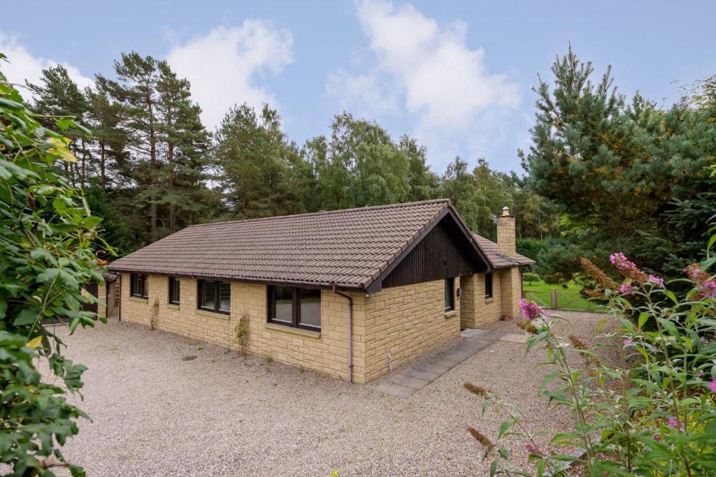 Ballater Bungalow - 4 bed - Beautiful Garden photo 4