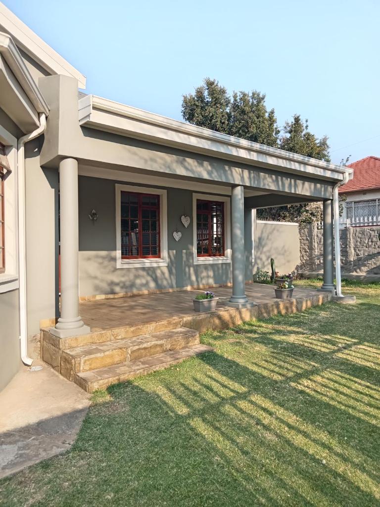Fancy Pansy 4: Secure Modern 2 bed family home photo 4