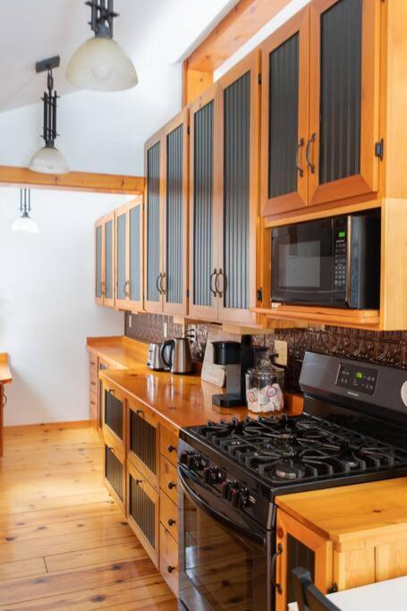 The Doma Lodge - Cozy Muskoka Cabin in the Woods photo 2