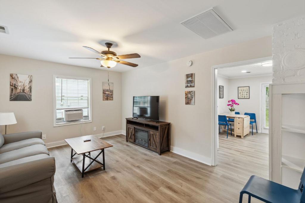 Elm Two Bedroom House in Historic Loveland photo 1