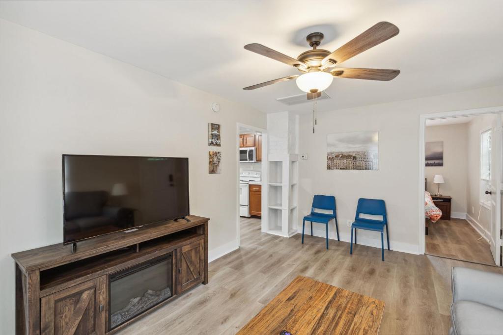 Elm Two Bedroom House in Historic Loveland photo 3