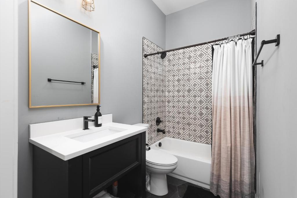 Condo Near Downtown Broadway & Stadium with Free Parking - Tap to explore photos