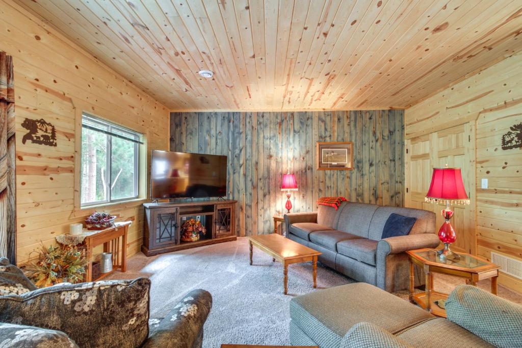 Cozy Pequot Lakes Vacation Rental with Patio