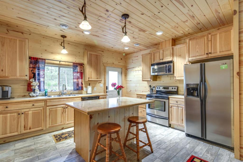 Cozy Pequot Lakes Vacation Rental with Patio photo 1