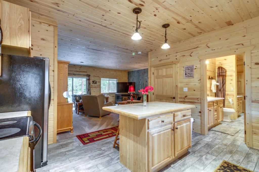 Cozy Pequot Lakes Vacation Rental with Patio photo 3