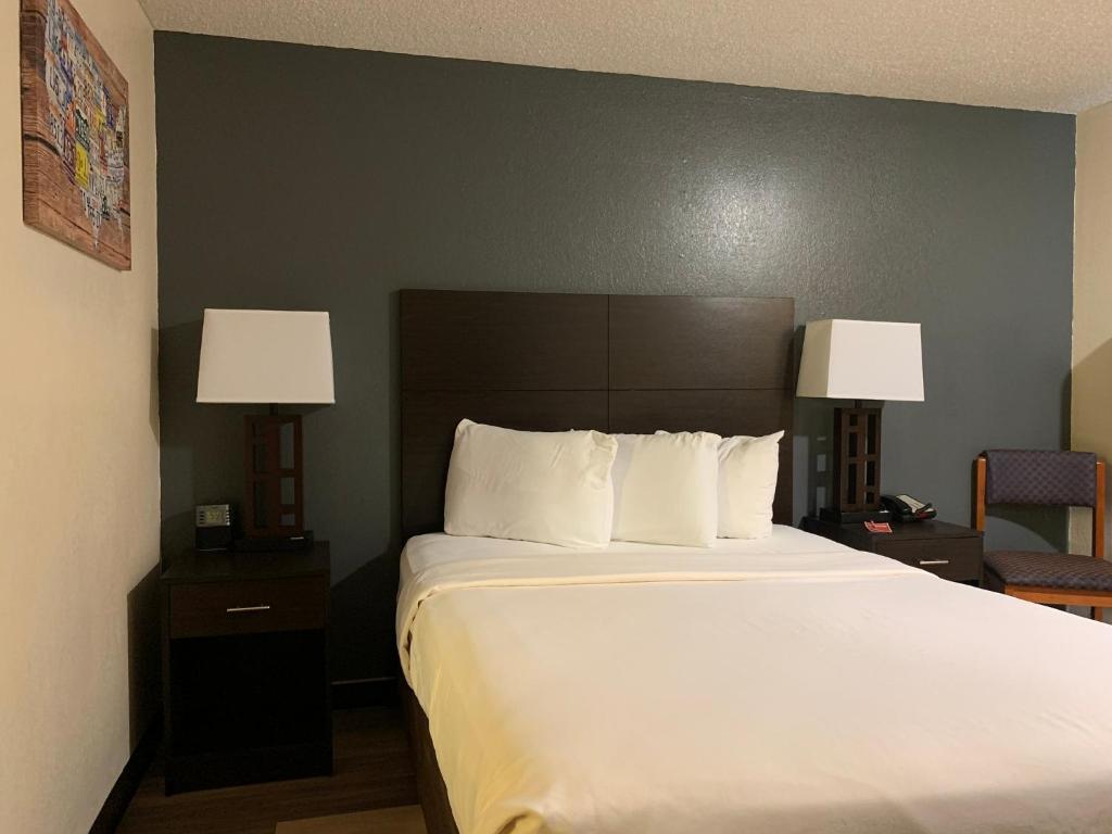 Econo Lodge Inn & Suites Clinton photo 4