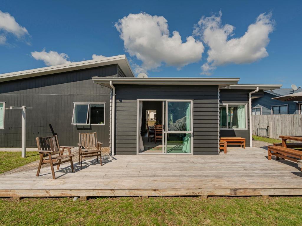 Hawk Hill Getaway - Cooks Beach Holiday Home photo 1