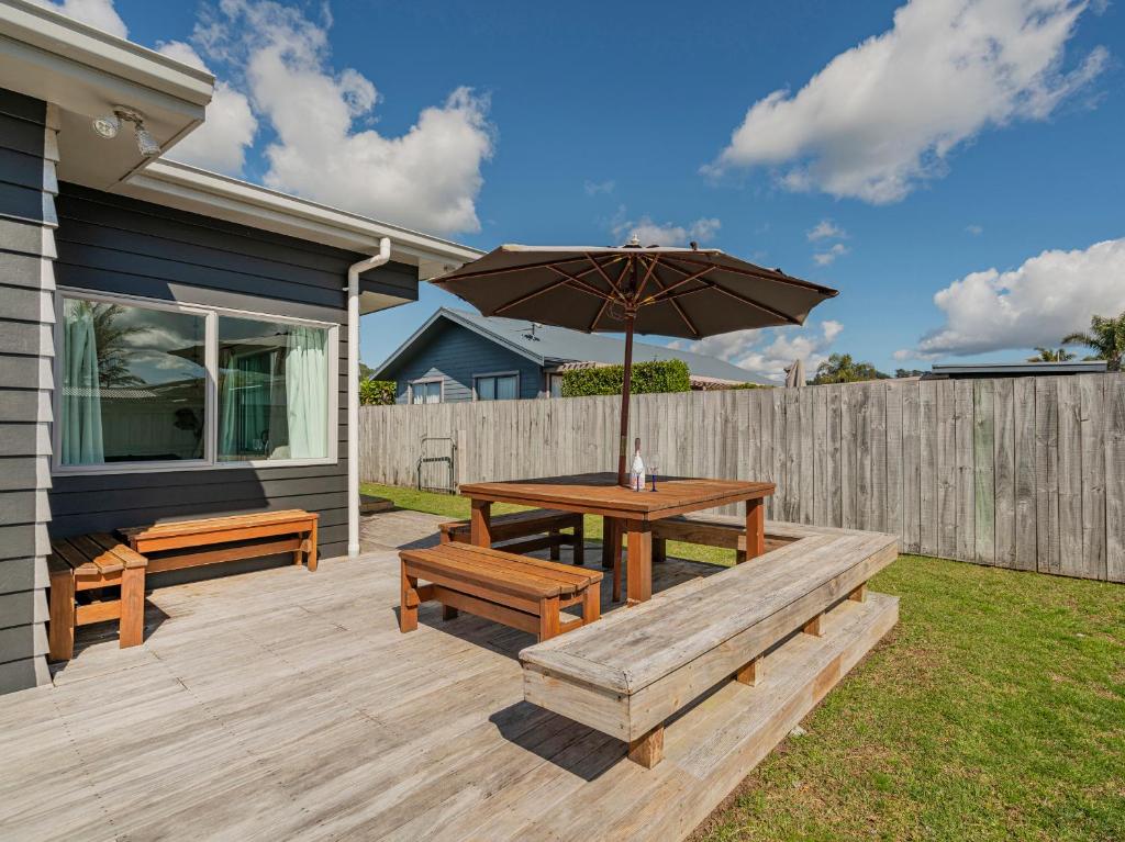 Hawk Hill Getaway - Cooks Beach Holiday Home photo 3