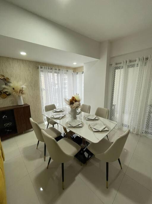 Brand New Luxury Home photo 3
