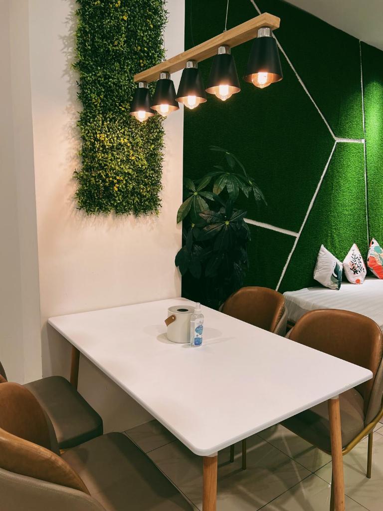 Stylish 2 Bedroom Apartment by Thirteen Residence at ITCC Manhattan suites TR09 photo 4