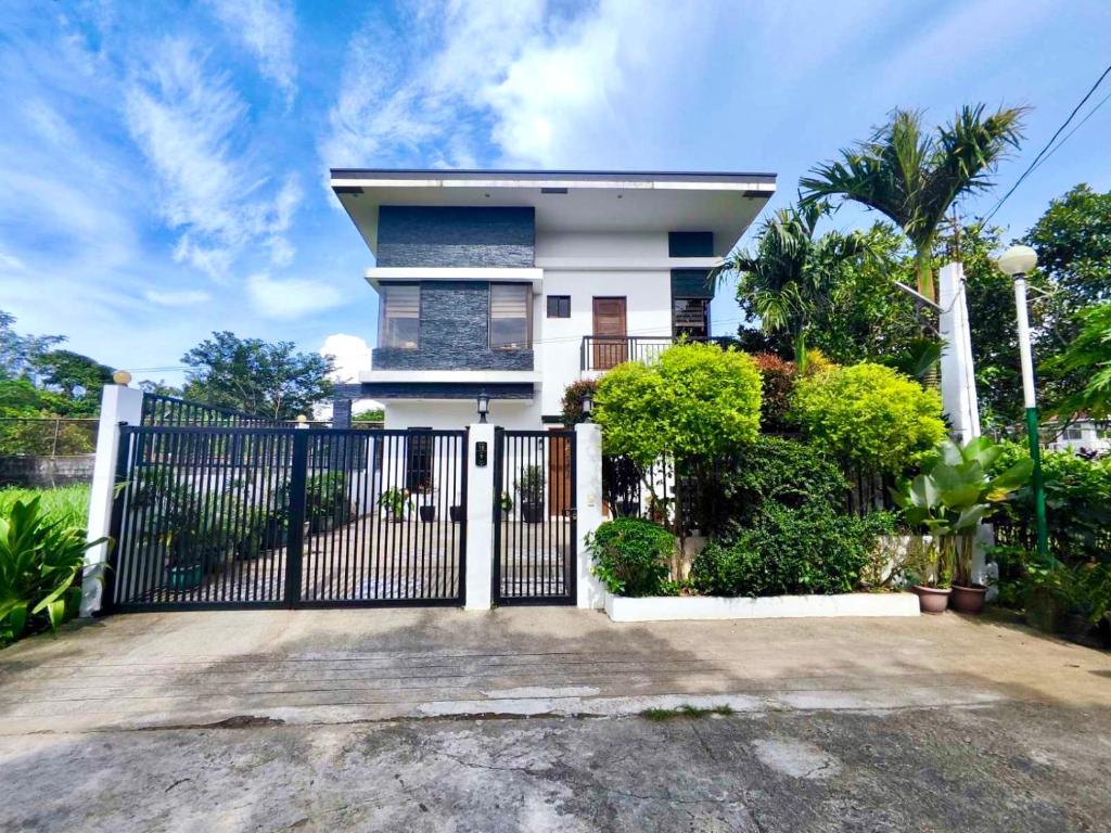Bella Homes 6BR near Rotunda, WiFi, Parking