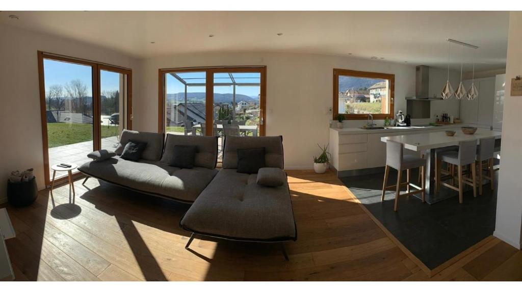 Belle maison avec jardin et vue montagne photo 1