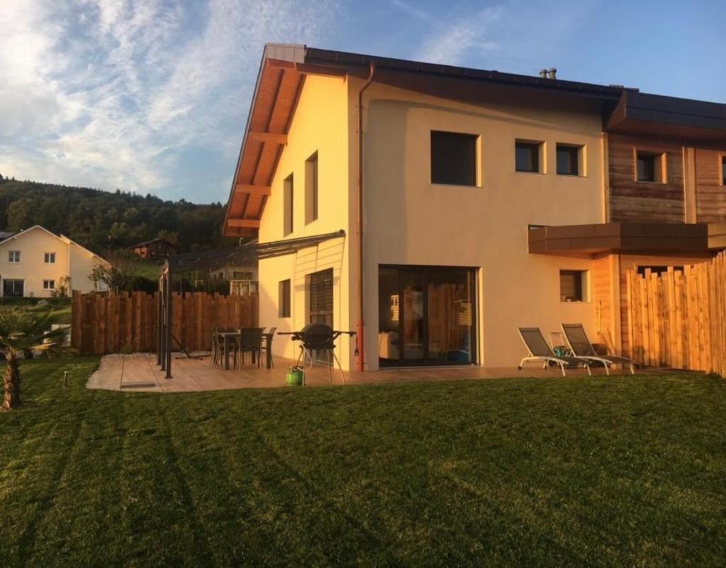 Belle maison avec jardin et vue montagne