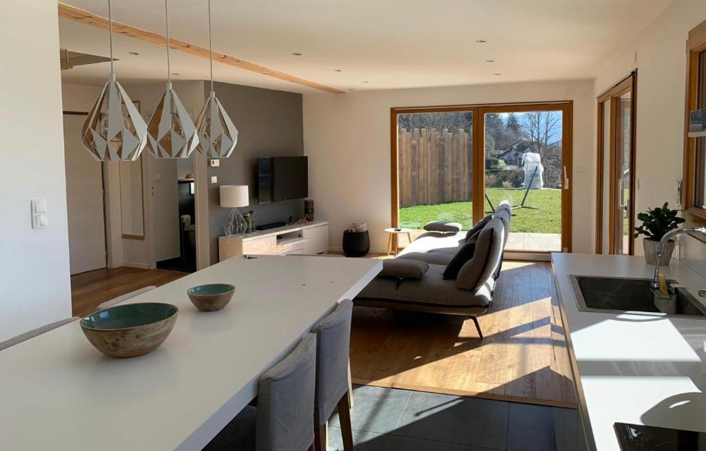 Belle maison avec jardin et vue montagne photo 2