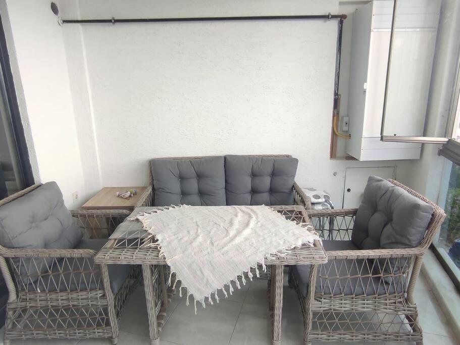 Clifftop Bliss: Beach View, 2BR photo 3