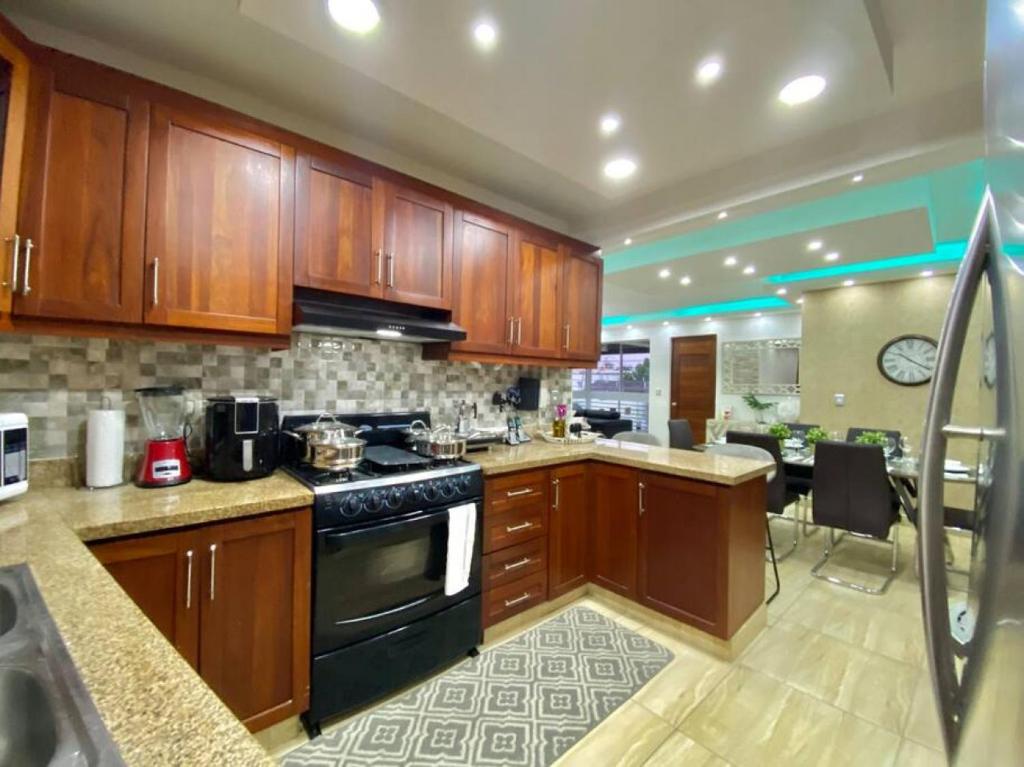 Gorgeous 3 Bdrm Apartment photo 1
