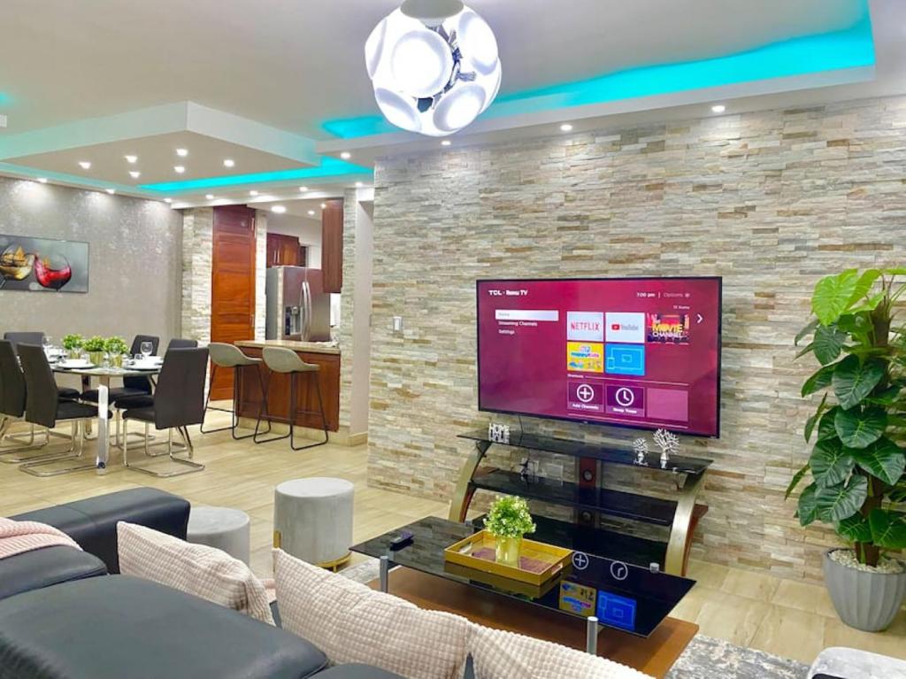 Gorgeous 3 Bdrm Apartment photo 2