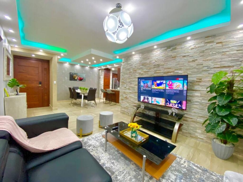 Gorgeous 3 Bdrm Apartment photo 3