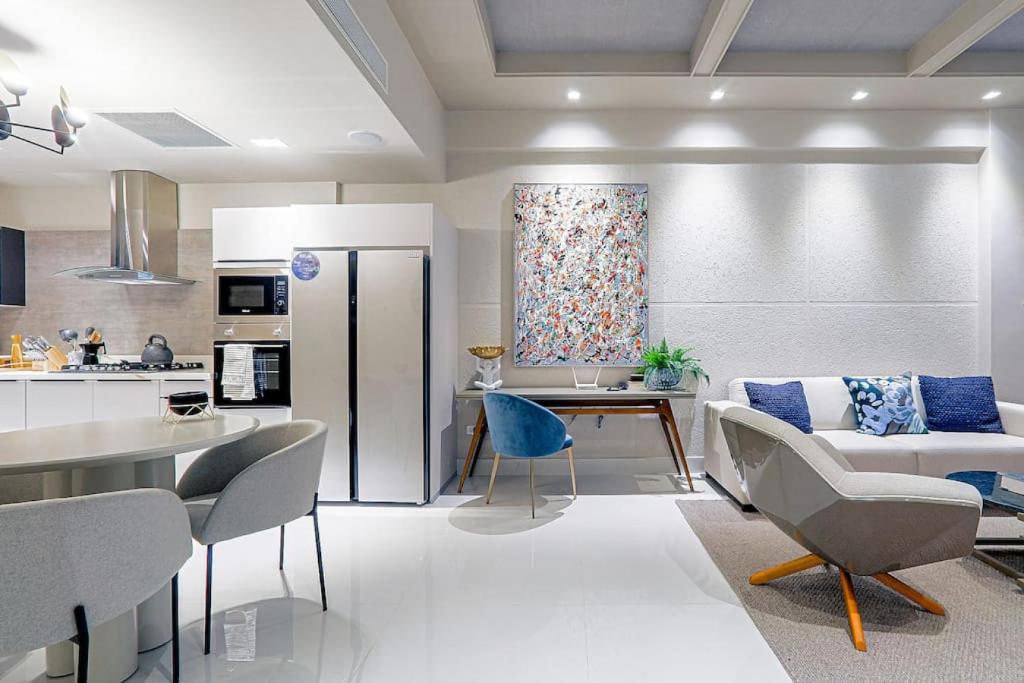 Luxury Centric Upscale Condo photo 3