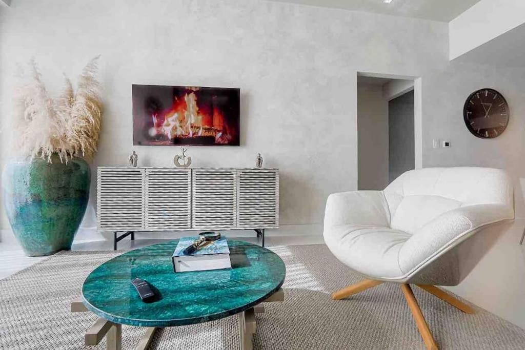 Luxury Centric Upscale Condo photo 4