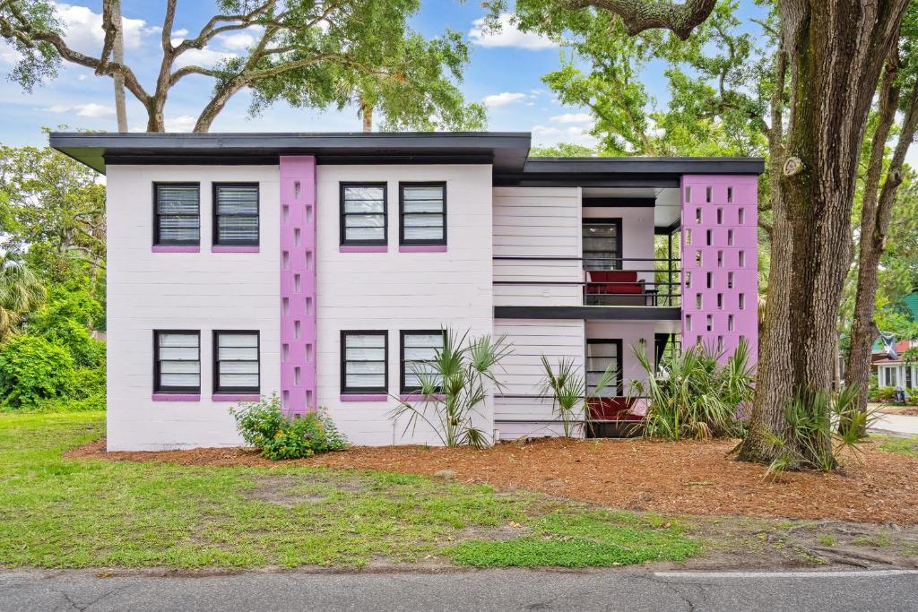 Folly Vacation Great Location, Vintage and Fun 120 Unit B image