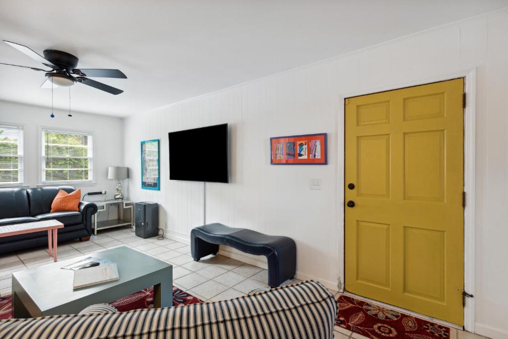 Folly Vacation Great Location, Vintage and Fun 120 Unit A photo 4