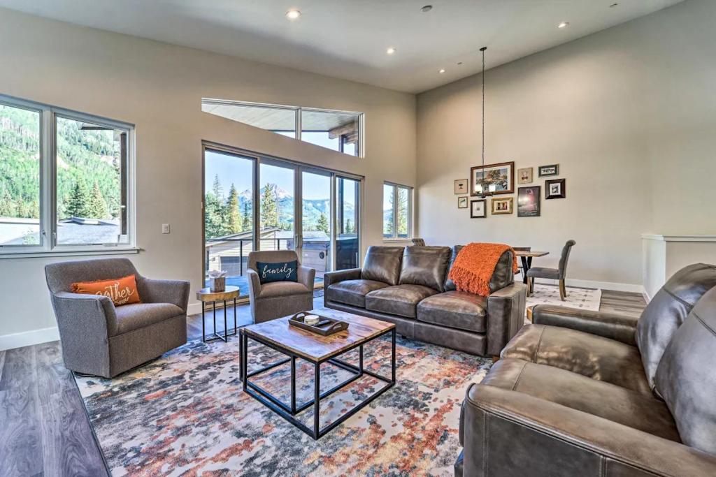 Modern w Best Mtn Views, HotTub, Pool table photo 1