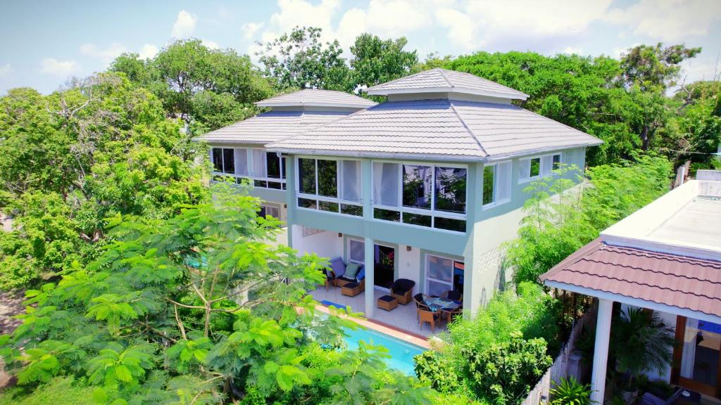 The Pool House & The Colobus House Bella Seaview Diani Beach Kenya photo 2