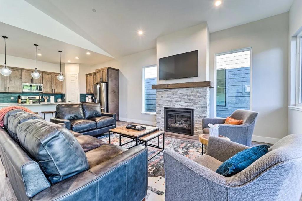 Modern w Best Mtn Views, HotTub, Pool table photo 3