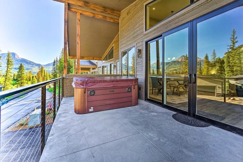 Modern w Best Mtn Views, HotTub, Pool table photo 2
