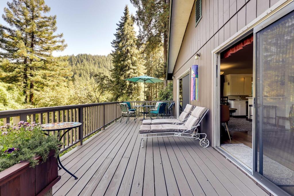 Tasteful Home with Stunning River and Valley View photo 1